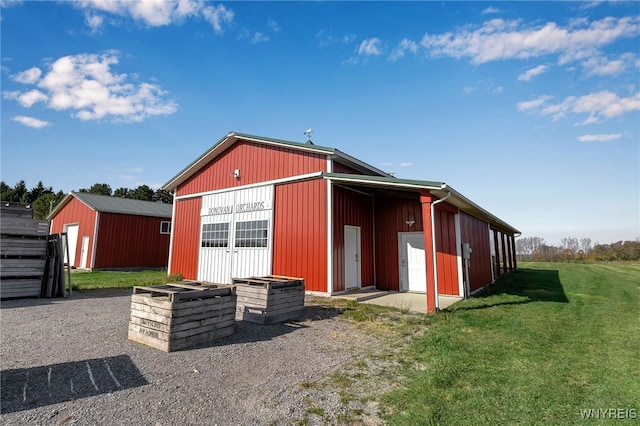 view of pole building featuring a yard