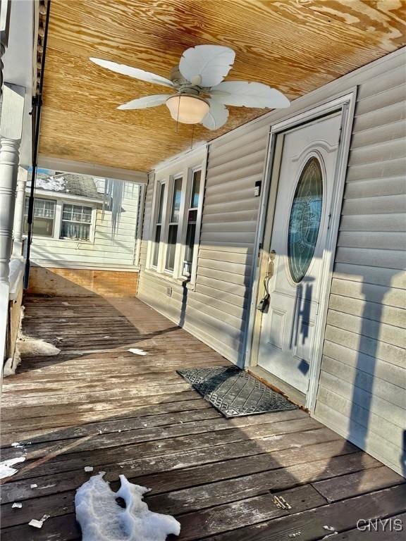 property entrance with a ceiling fan