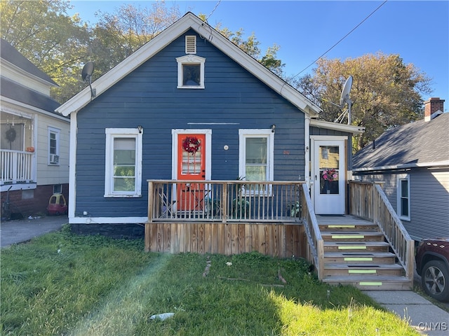 bungalow featuring a front yard