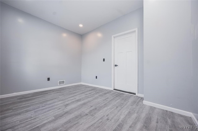 unfurnished room featuring light wood-type flooring, baseboards, visible vents, and recessed lighting