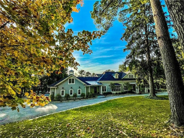 view of front of house featuring driveway and a front yard