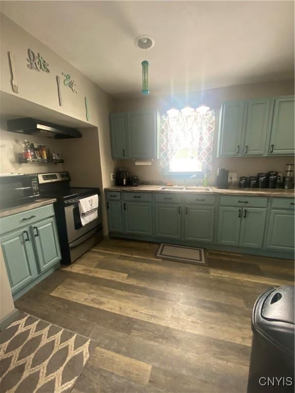 kitchen featuring dark wood finished floors, a sink, stainless steel range with electric cooktop, black microwave, and green cabinetry