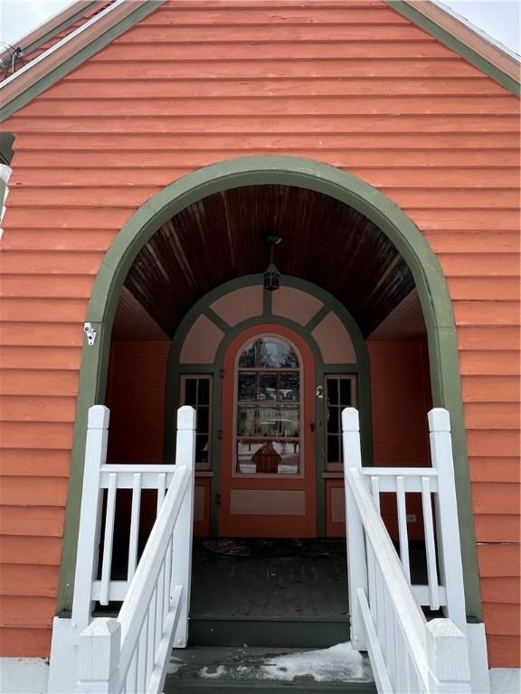 property entrance with covered porch