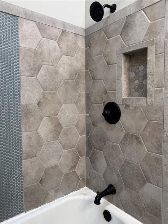 full bath with bathtub / shower combination