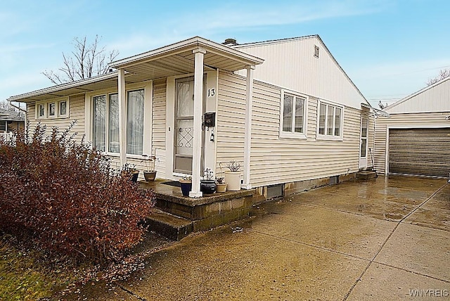 view of front of house featuring an outdoor structure