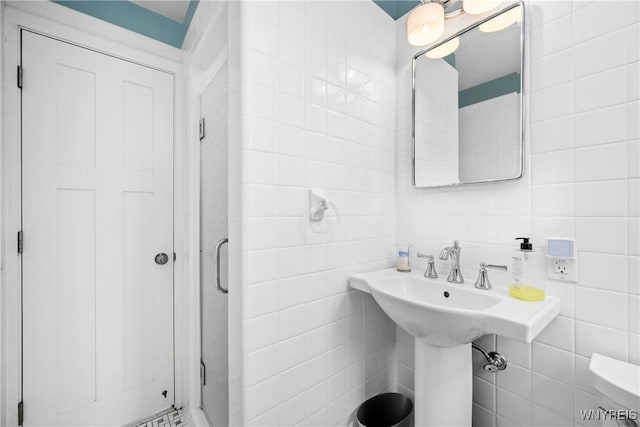 bathroom featuring tile walls