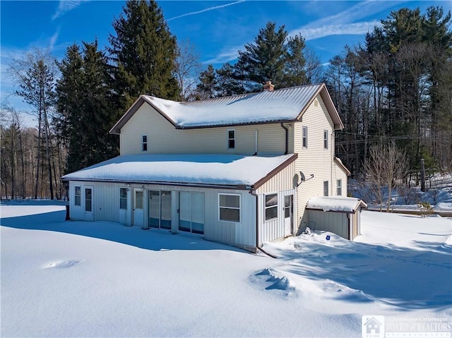 view of front of house featuring a jacuzzi