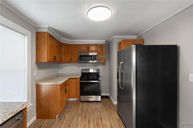 kitchen featuring baseboards, brown cabinets, stainless steel appliances, crown molding, and light wood-type flooring