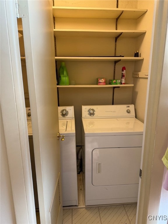 laundry room with laundry area and washer and clothes dryer