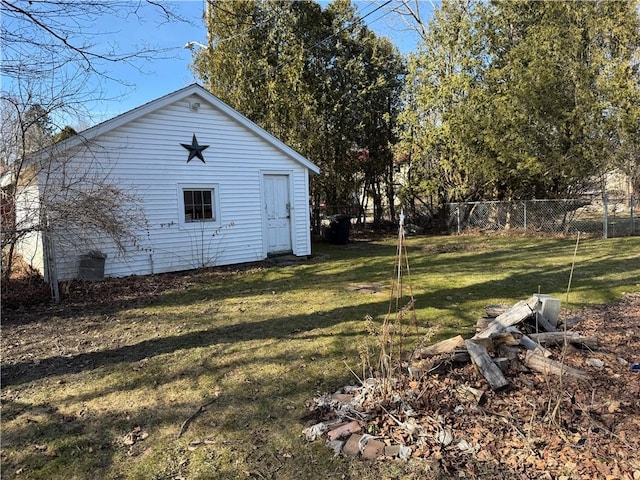 view of yard featuring an outbuilding and fence