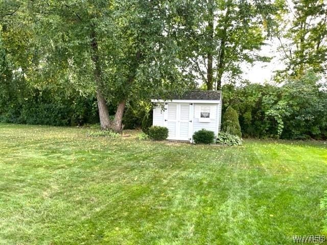 view of yard featuring an outbuilding and a shed