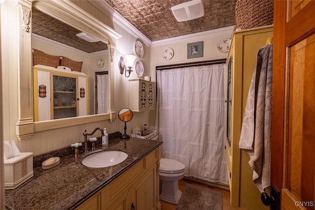 bathroom with an ornate ceiling, shower / tub combo with curtain, toilet, ornamental molding, and vanity