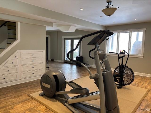 workout room featuring recessed lighting, dark wood finished floors, and baseboards