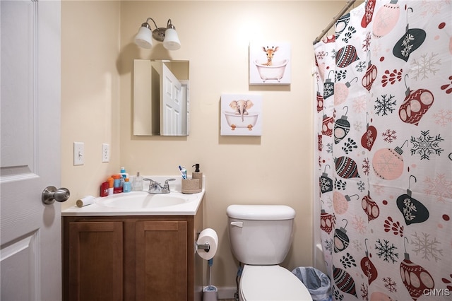 full bathroom with curtained shower, vanity, and toilet