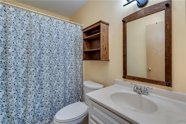 full bathroom featuring toilet, a shower with shower curtain, and vanity