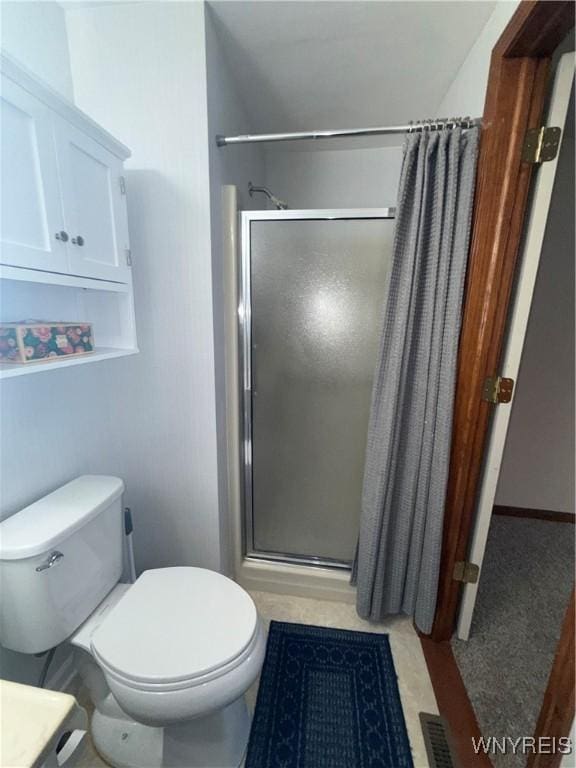 full bathroom featuring visible vents, a shower stall, and toilet