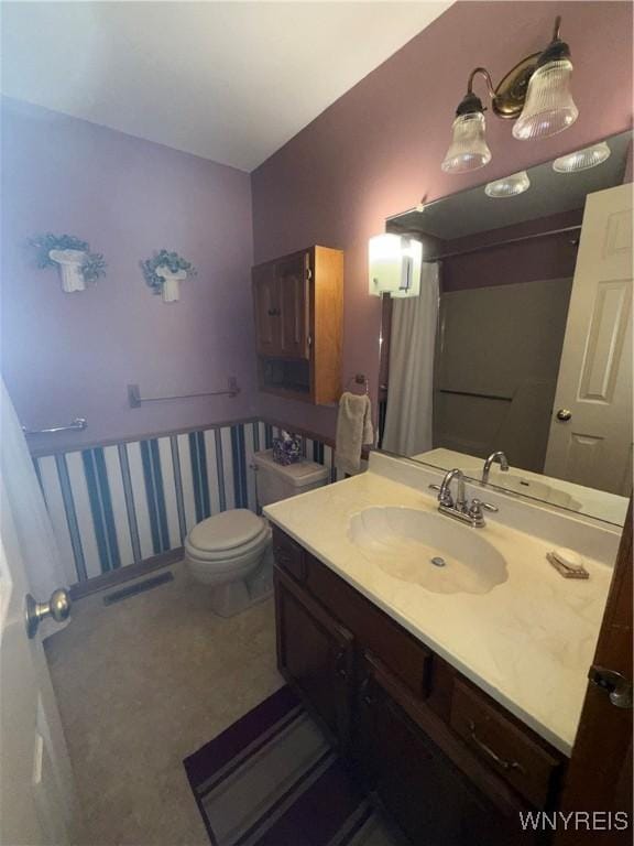 full bath with a shower with curtain, visible vents, vanity, and toilet