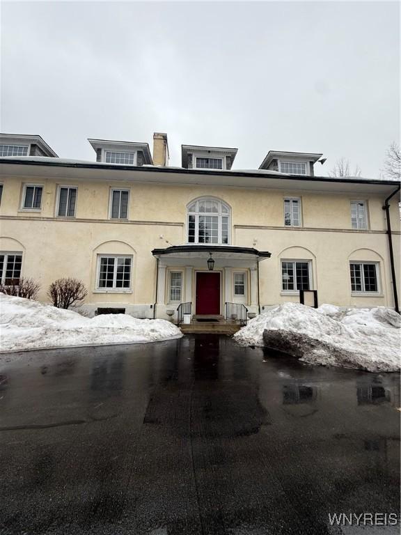 view of front facade featuring stucco siding