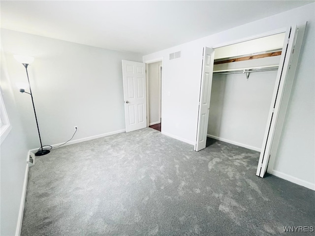 unfurnished bedroom featuring carpet floors, a closet, visible vents, and baseboards