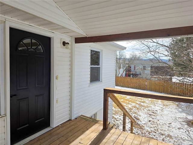 entrance to property with fence