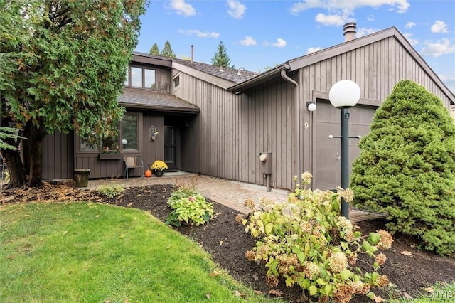 view of front of property featuring a front yard and a patio area