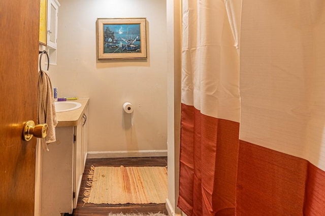 full bath featuring a shower with curtain, vanity, and baseboards