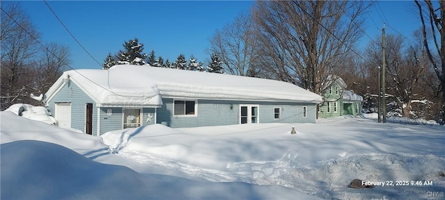 view of front facade with a garage