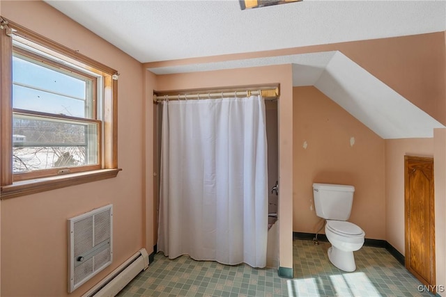 full bath with lofted ceiling, a wall unit AC, toilet, a shower with shower curtain, and baseboards