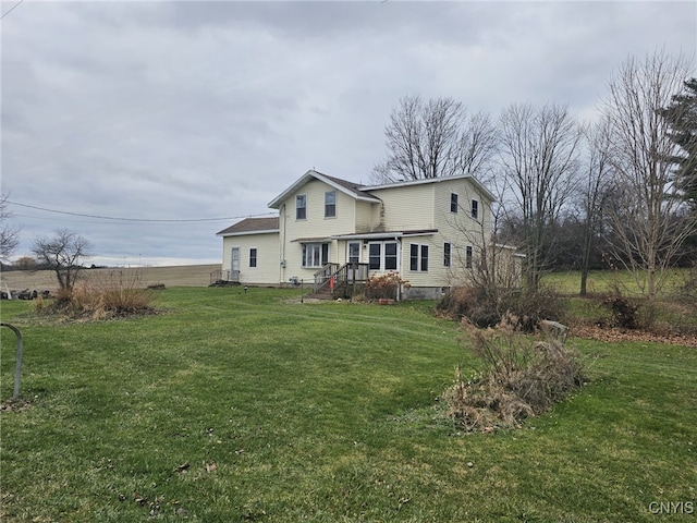 view of front facade featuring a front yard