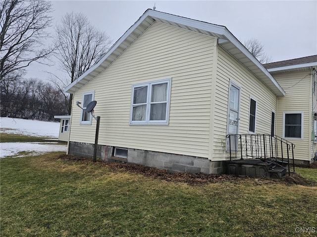 view of side of property featuring a yard