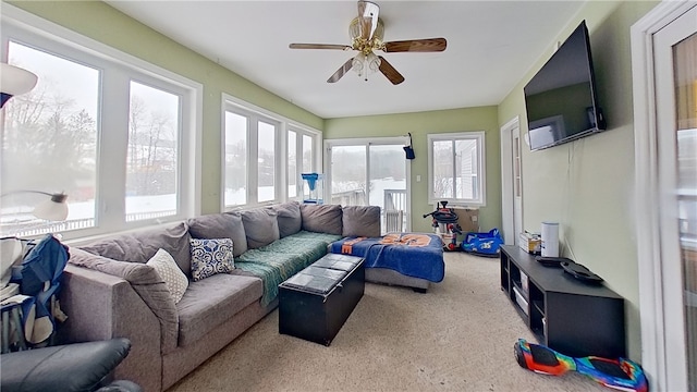 sunroom / solarium with a ceiling fan