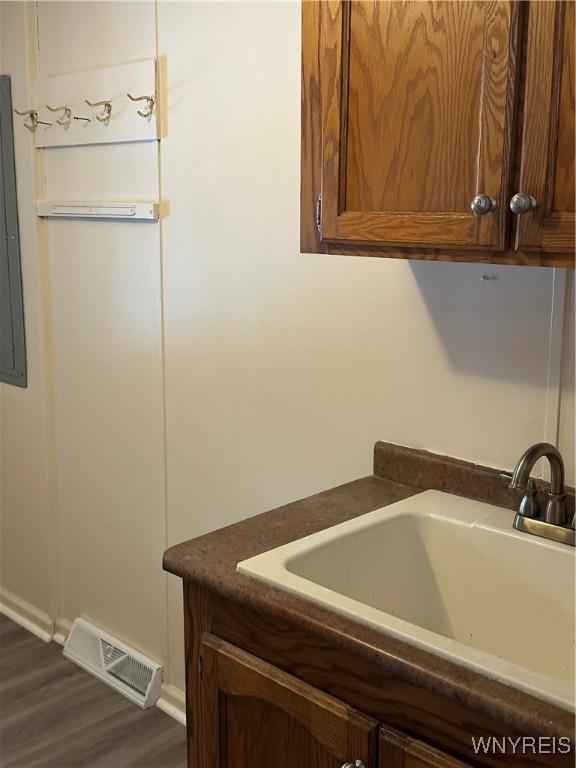 interior space with visible vents, dark wood finished floors, and a sink