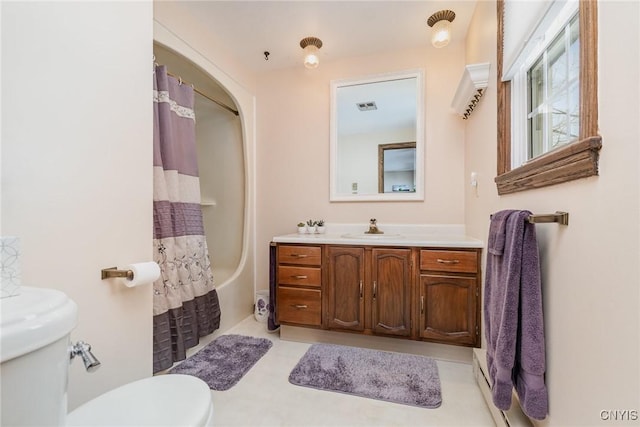 full bath with visible vents, vanity, toilet, and shower / bath combo with shower curtain