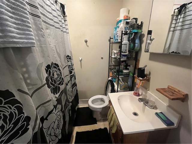 bathroom with toilet, a shower with shower curtain, and vanity