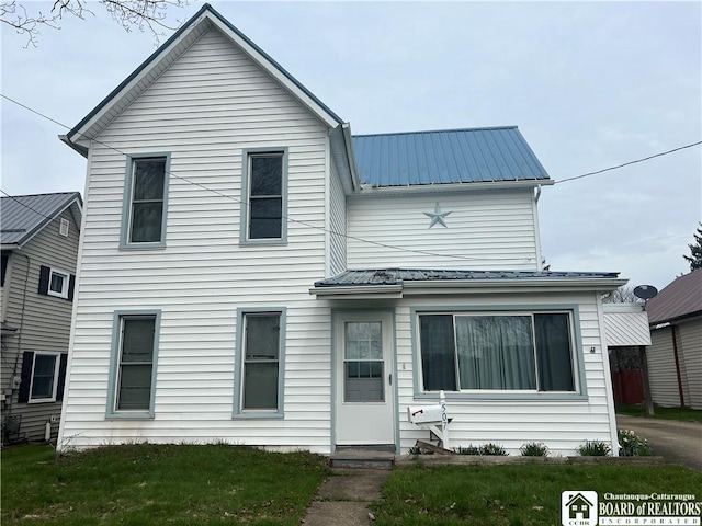 507 E Connell St, Olean-City, NY 14760 - traditional home with entry steps, a front yard, and metal roof