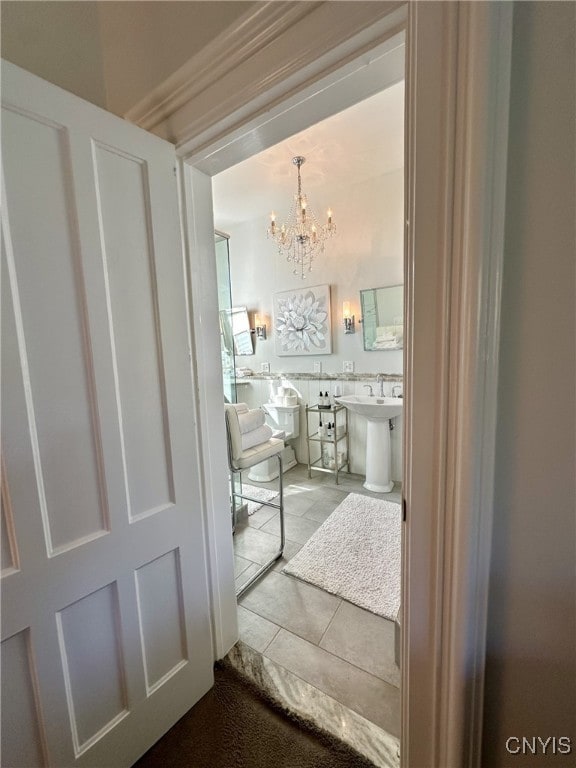 bathroom featuring an inviting chandelier and a sink