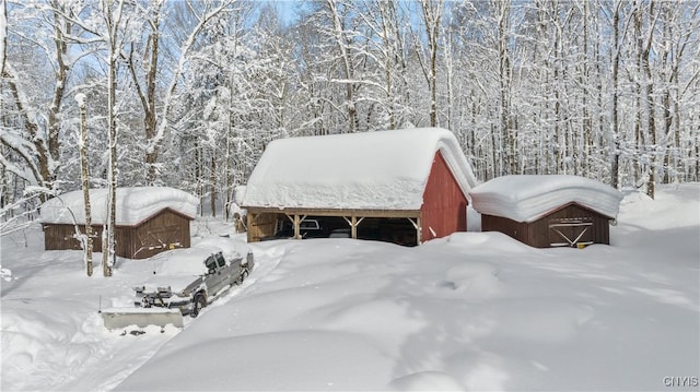 view of front of house featuring an outdoor structure