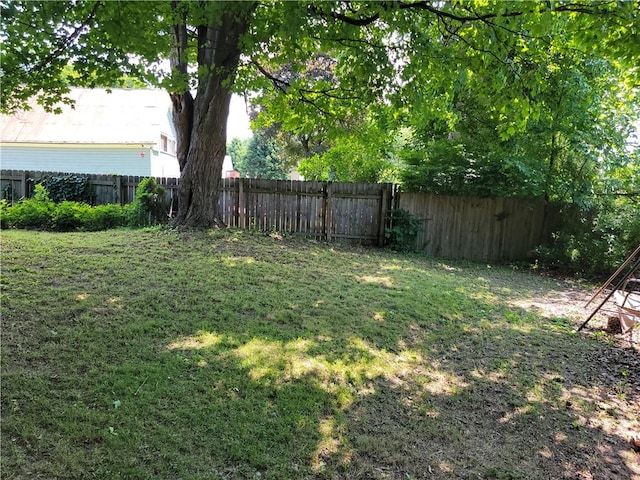 view of yard featuring fence