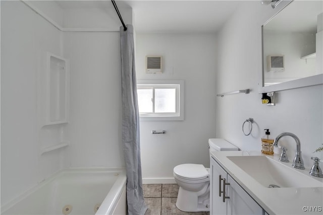 full bath featuring shower / tub combo with curtain, visible vents, toilet, vanity, and baseboards