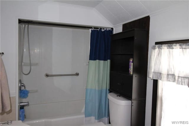 full bath featuring lofted ceiling, toilet, and shower / bath combo with shower curtain