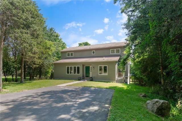 view of front of property featuring driveway and a front yard