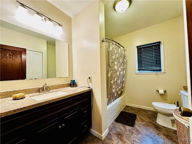 full bathroom featuring toilet, baseboards, shower / tub combo with curtain, and vanity