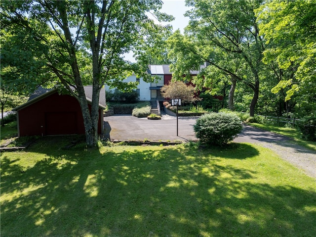 view of yard with driveway