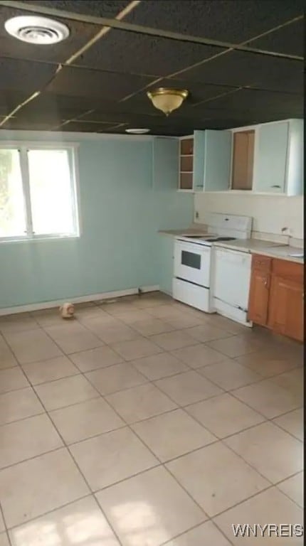 kitchen featuring electric stove, visible vents, baseboards, and a drop ceiling