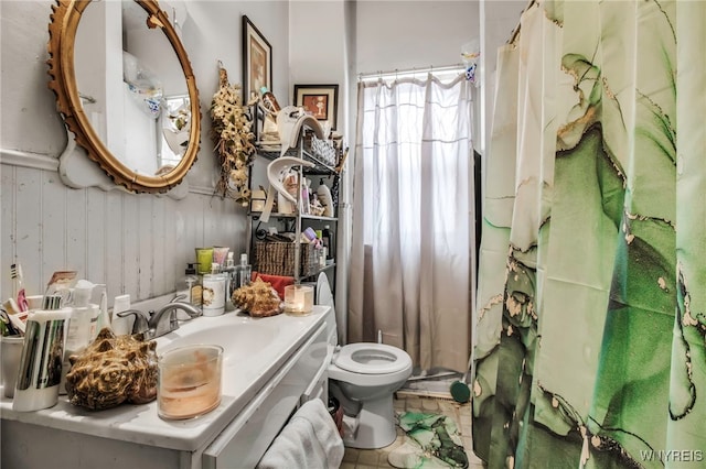 bathroom with a shower with shower curtain, vanity, and toilet