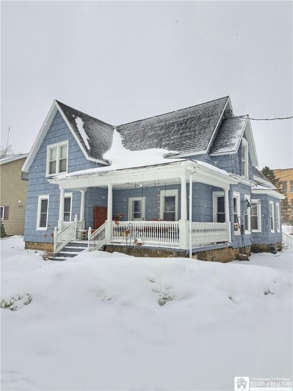 view of front facade featuring a porch