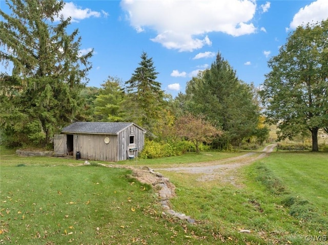 view of yard featuring an outdoor structure and a shed