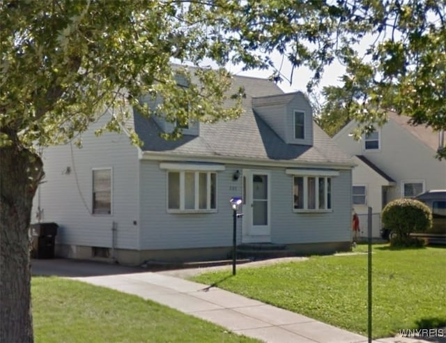 new england style home featuring a front lawn