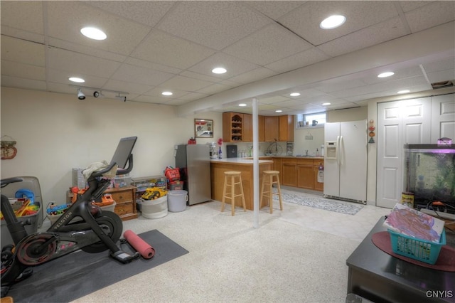 exercise area featuring visible vents, indoor bar, a drop ceiling, and recessed lighting