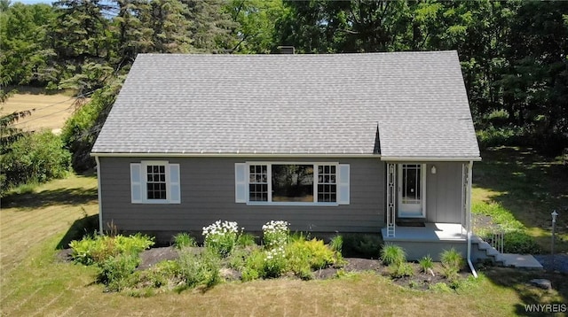 view of front of house featuring a front lawn